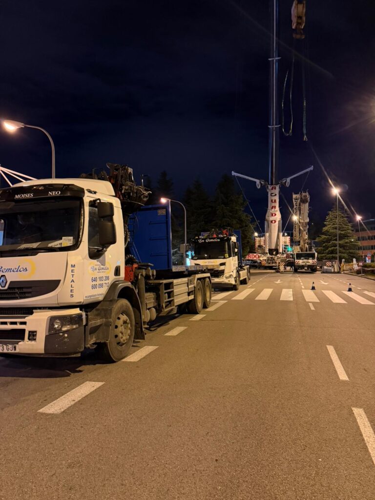 Camión grúa de Recuperaciones Los Gemelos realizando un desmontaje industrial nocturno en Madrid