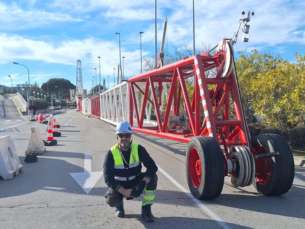 Operario de Recuperaciones Los Gemelos certificando un desmontaje industrial de estructuras metálicas en Madrid